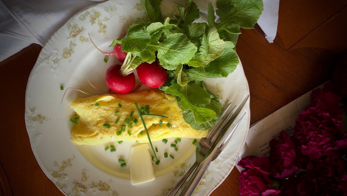 https://rebeccasherrowcom.files.wordpress.com/2018/04/how-to-classic-french-omelette-header.jpeg?w=1200